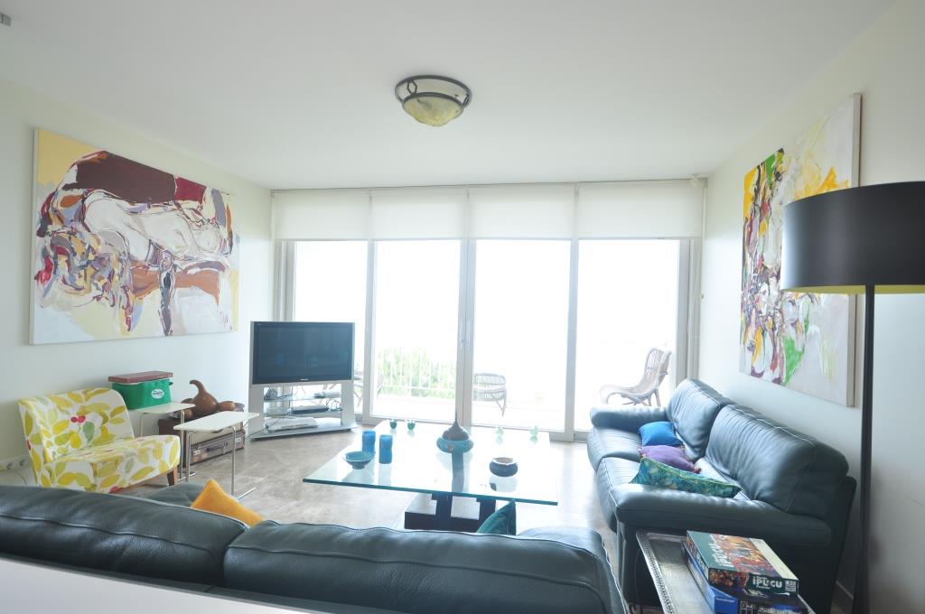 Bodrum'da modern iç mimari, geniş oturma odası