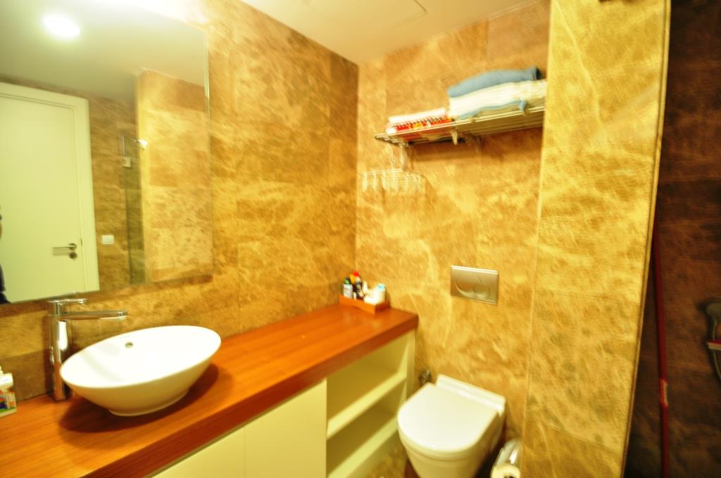 Mermer kaplama lüks banyo detayı