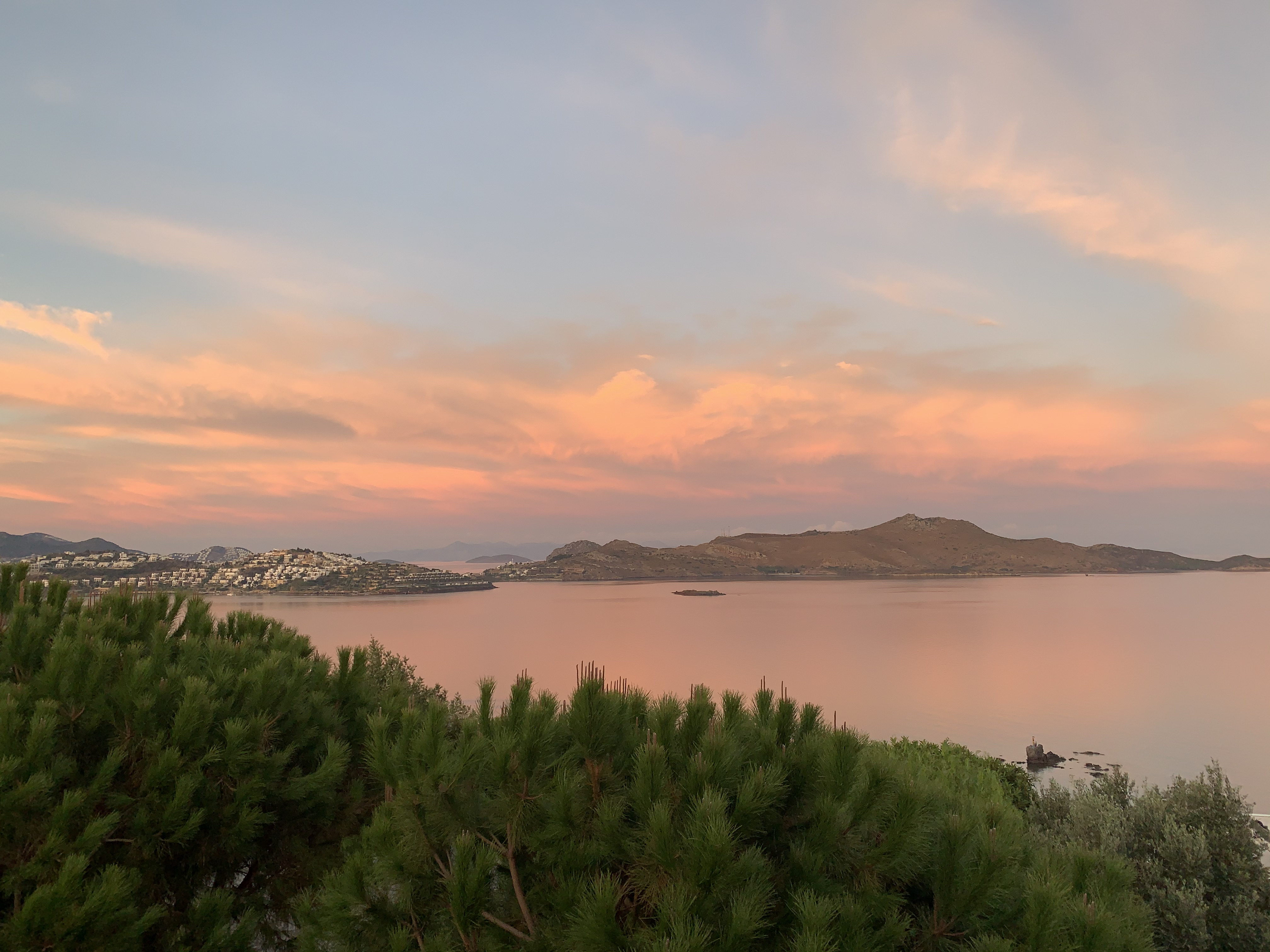 Bodrum'dan pembe günbatımı ve Ege denizi manzarası